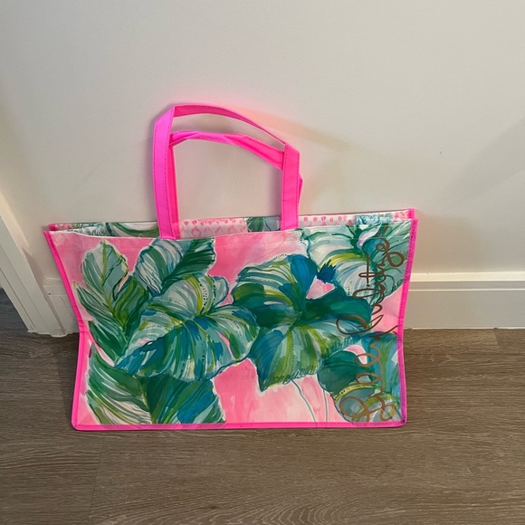 Lilly Pulitzer Handbags - Lilly Pulitzer gift bag set of 1